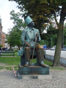 Statue of Hans Christian Anderson in Copenhagen www.adventuresinexpatland.com